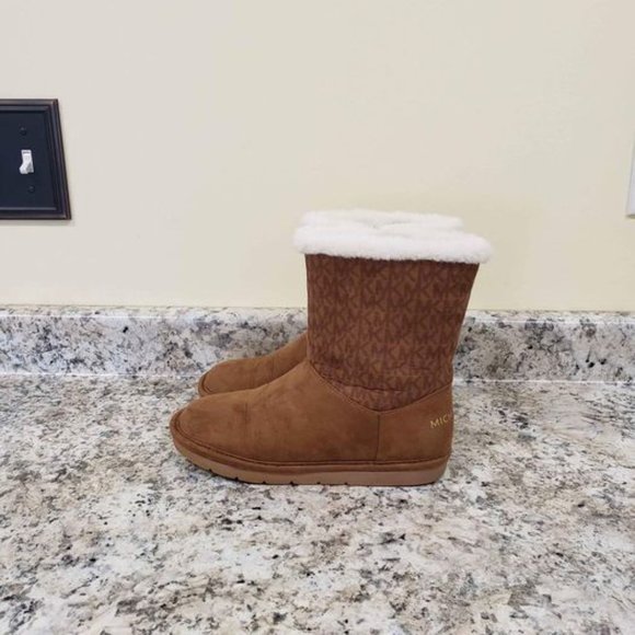 Michael Kors Other - Michael Kors Girl's Inside Zipper Boots Sherpa Lined Girl Size 3